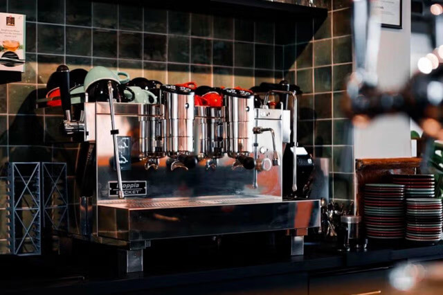 Machine professionnelle Rocket Espresso dans une cuisine